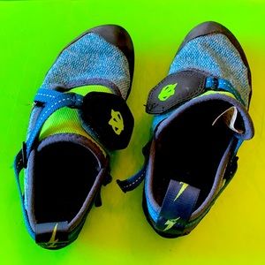 Evolv kids climbing shoe US 3